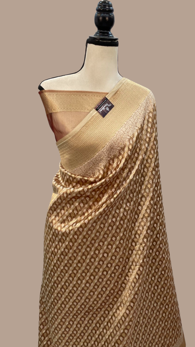 Banarasi Chiffon Khaddi Saree: Goldenes Zari Streifen Design Banarasi Chiffon Khaddi Saree: Goldenes Zari Streifen Design